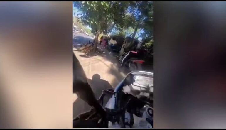 Momento de la persecución en la que la motociclista subió a la vereda, donde había peatones.