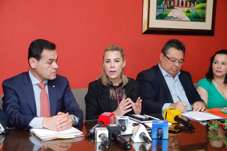 Cartistas reculan y cambian derogación por adenda sobre el convencio con la Unión Europea. En la foto, de izquierda a derecha, el canciller nacional, Rubén Ramírez Lezcano, la senadora Lizarella Valiente y el senador Gustavo Leite.