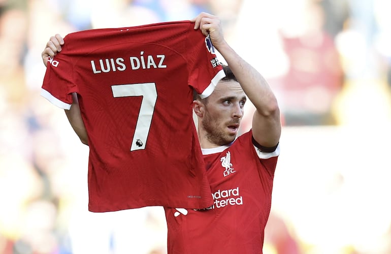 Diogo Jota celebra un gol exhibiendo una camiseta del Liverpool con el nombre de Luis Díaz en apoyo al futbolista colombiano, cuyo padre sigue secuestrado.