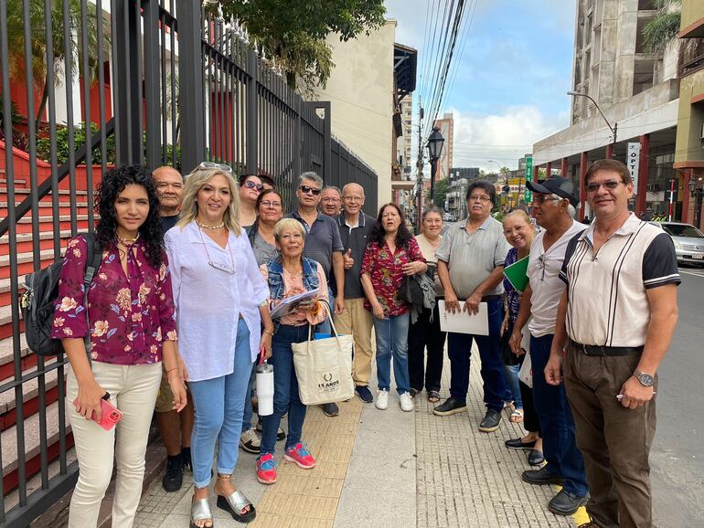 Un grupo de ciudadanos se acercó hoy a la sede de la ANR para desafiliarse.