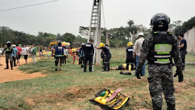 Un hombre murió electrocutado en la localidad de Ypané. Bomberos y policías colaboraron para bajar el cuerpo, que quedó colgado por una columna de la ANDE.