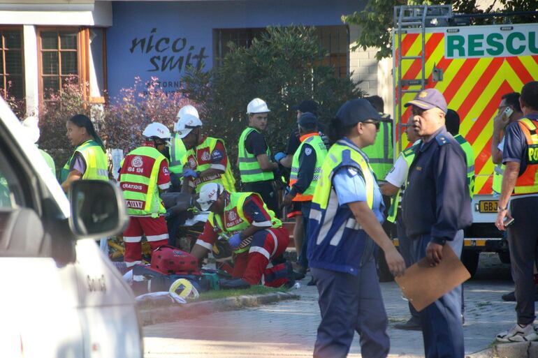 Rescatistas trabajan en las inmediaciones del edificio derrumbado en la ciudad de George, Sudáfrica, el pasado martes.