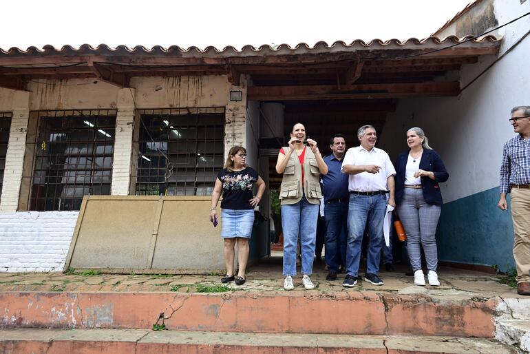 Luis Ramírez, ministro de Educación junto a Claudia Centurión, ministra de Obras Públicas en el Colegio Alvarín Romero de Asunción. 