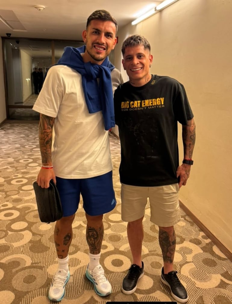 Juan Iturbe junto a Leo Paredes, el encargado de cumplir el sueño a Olivia y Ciro de conocer a Messi. (Captura de la historia de Instagram de Juan Manuel Iturbe)