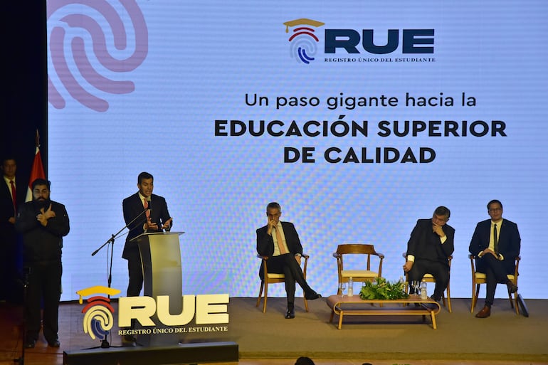 El presidente de la República, Santiago Peña, durante su discurso en el lanzamiento del RUE universitario.