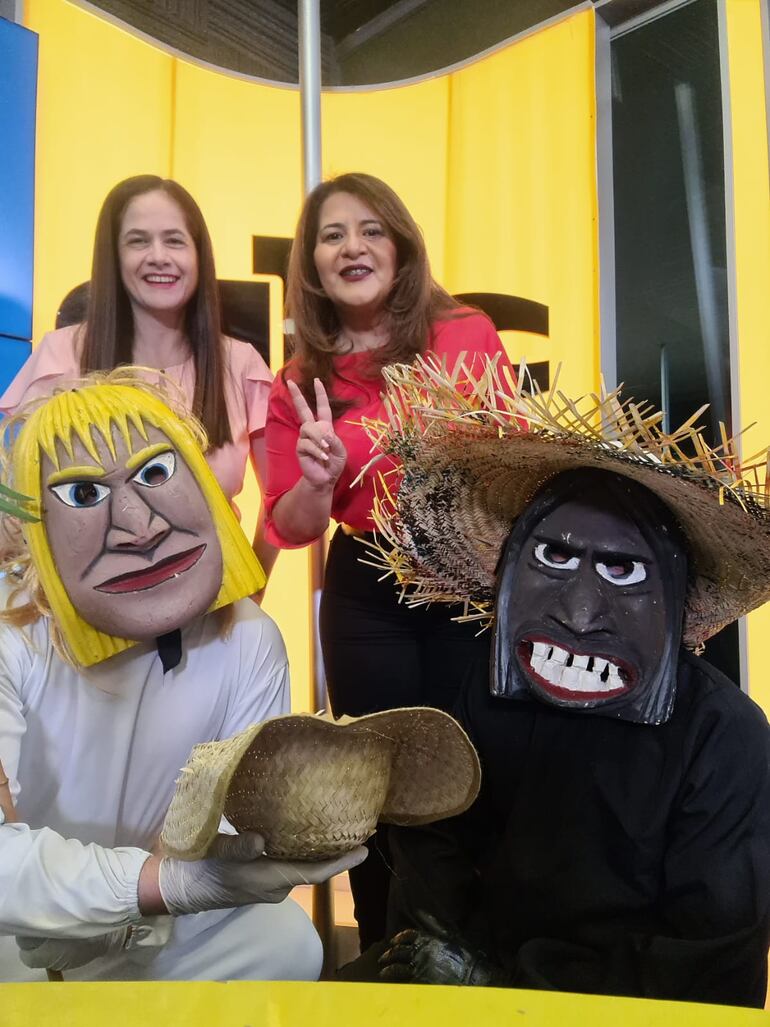 Visitas ilustres. Magdalena Benítez y Marta Escurra posan con sus "invitados" Jasy Jatere y Pombero en un programa especial. (Gentileza)