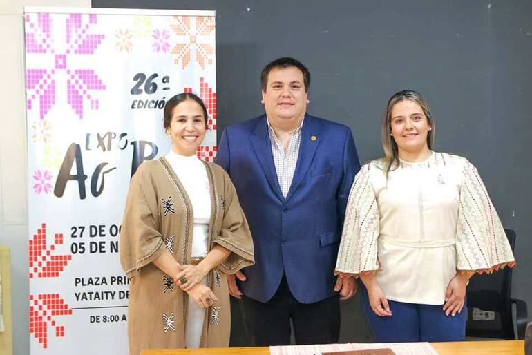 La titular del IPA, Andrea Vázquez, el gobernador de Guairá, César Luis Sosa (ANR) y la presidenta de la comisión de la Expo Ao Po'í, Carina Cabral.