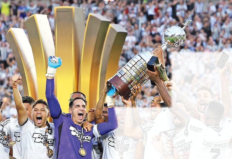 Los futbolistas paraguayos Óscar David Romero (32 años) y Roberto Junior Fernández (36 años), campeones de la Copa Libertadores 2024.