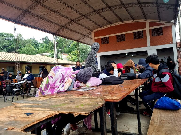 Estudiantes de la escuela Clara Irma Piacentini estudian a la intemperie, soportando como pueden las bajas temperaturas.