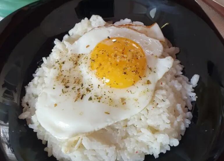 Arroz con huevo frito, menú alternativo para el viernes santo.