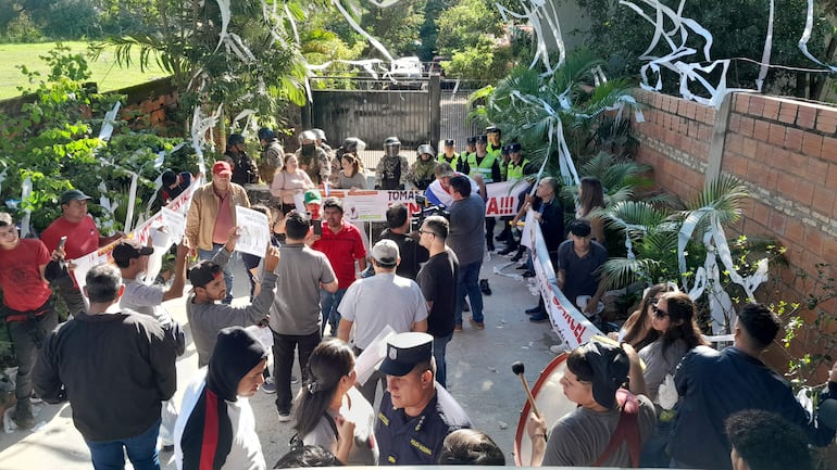 Un grupo de ciudadanos de Ñemby se manifestó esta mañana frente a la casa del intendente, Tomás Olmedo, para exigir la apertura de una calle que supuestamente el jefe comunal cerró de manera irregular.