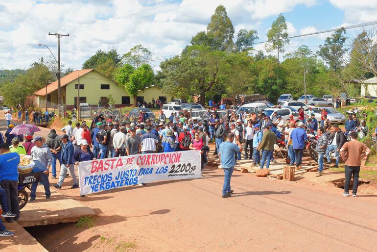 Los productores se congregaron frente a la Municipalidad de Paso Yobái.