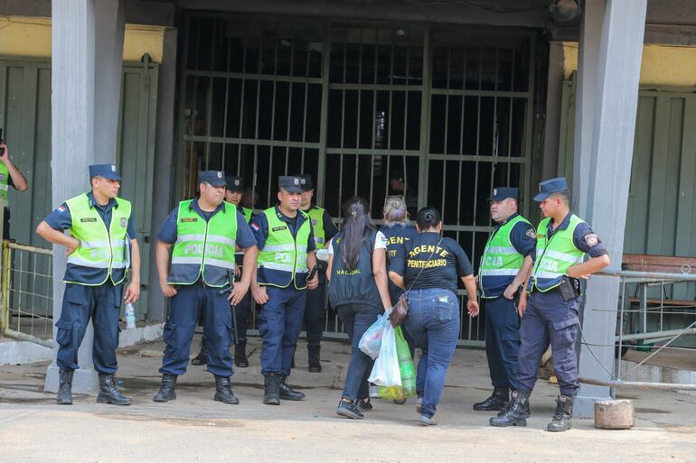 Policías vigilan hoy a la entrada de la penitenciaría de Tacumbú, en Asunción (Paraguay).