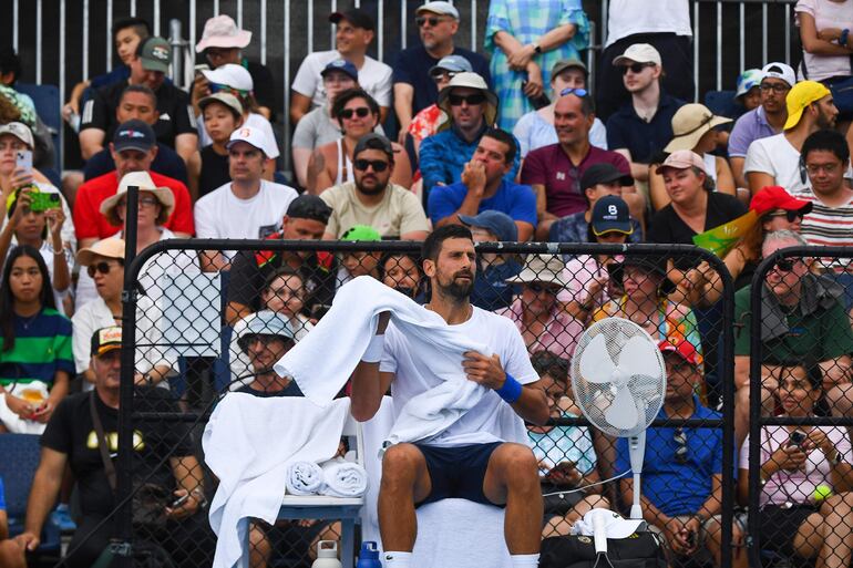 Una buena cantidad de fanáticos del tenis lo fueron a ver entrenar este domingo el serbio Novak Djokovic, en Australia.
