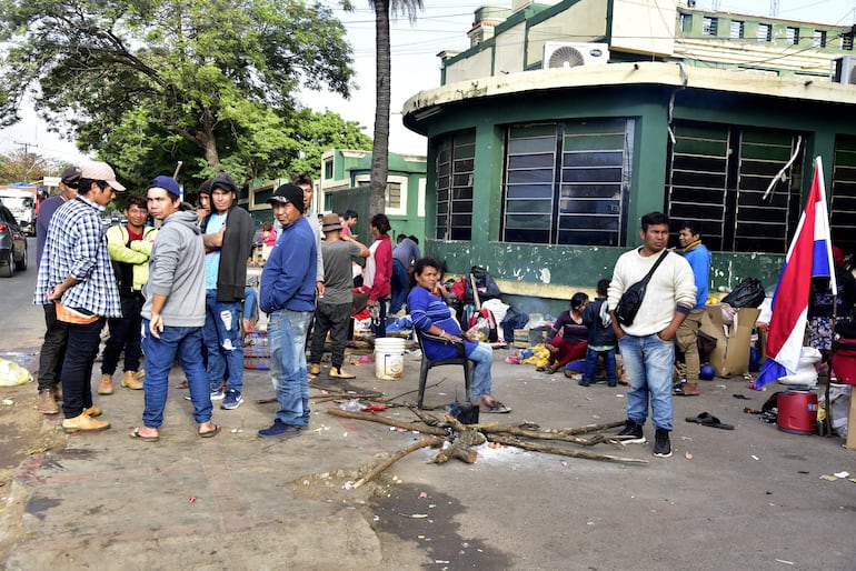 Indígenas siguen apostados frente al Indi, sobre la avenida Artigas de Asunción.