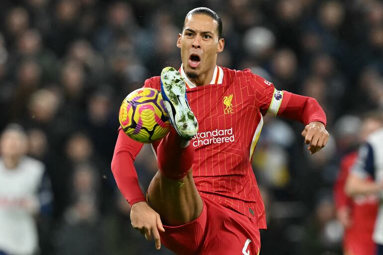 Virgil van Dijk, 33 años, zaguero titular del Liverpool y de la selección de Países Bajos.