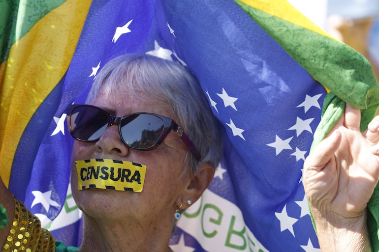 Simpatizantes del expresidente brasileño Jair Bolsonaro participan en una marcha en su apoyo este domingo en Río de Janeiro (Brasil). El expresidente brasileño Jair Bolsonaro (2019-2022) recibió este domingo una nutrida muestra de apoyo durante la marcha que convocó en Río de Janeiro para defender la democracia y la libertad de expresión. 