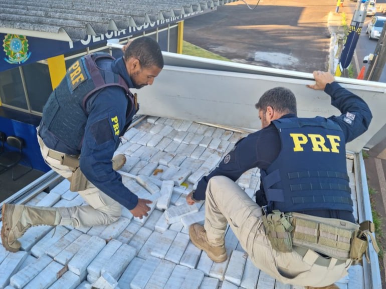 Los agentes policiales de Brasil inspeccionaron una carga de droga dentro de un camión.