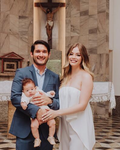 Daisy Lezcano y su esposo Hernán Bogarín posan felices con el nuevo cristiano Mauricio Jesús.