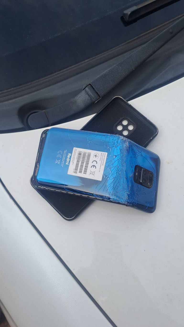 Aparato celular dañado que fue encontrado en el lugar. (gentileza).