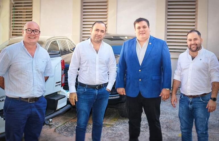 El Gobernador electo, César Sosa (ANR) junto al director de la IV Región Sanitaria, Dr. Ronald Vázquez, el concejal departamental Jorge Vázquez (ANR) y el personal médico David Obregón. 