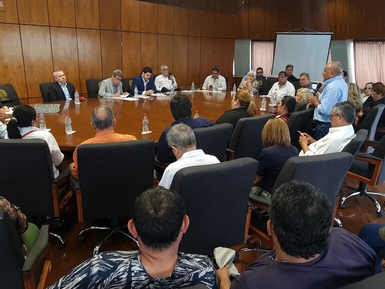 Ningún diputado cartista estuvo presente en la mesa de trabajo con sindicatos de trabajadores.