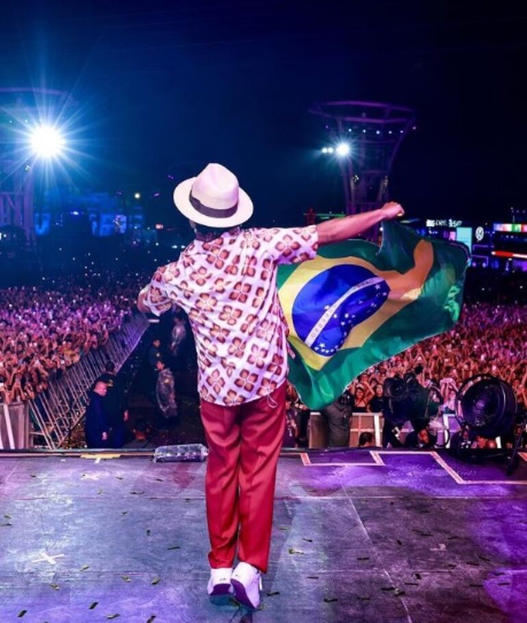 Bruno Mars despliega la bandera brasileña tras el primero de los dos shows que ofrecerá en el vecino país.