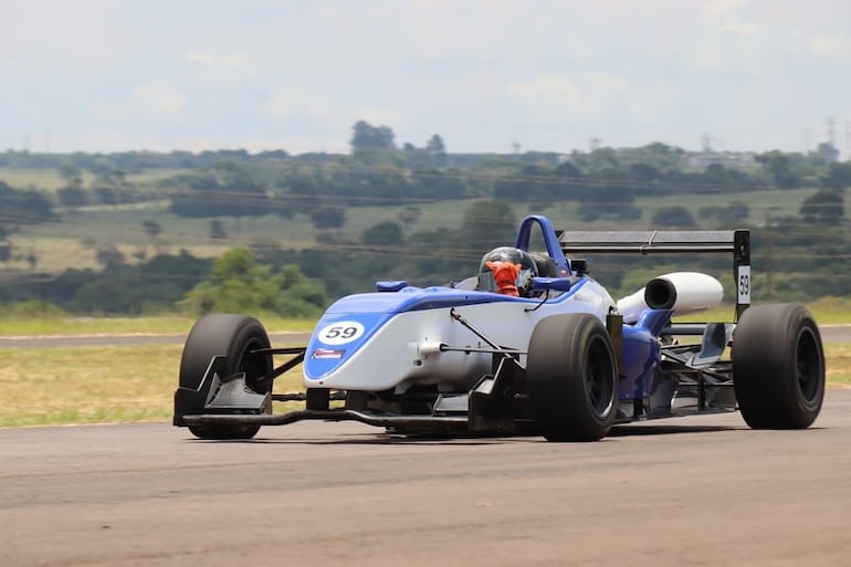 Mateo Valente (16 años) realizó varios test al mando de un F3.