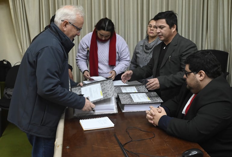 El MOPC realizó esta mañana la apertura de ofertas del llamado para el mejoramiento de la seguridad vial en rutas.