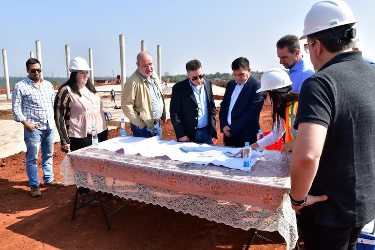 Comitiva de Paraguay y Brasil durante la verificación del avance de las obras complementarias del Puente de la Integración.