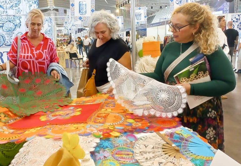 Mujeres europeas admirando el ñandutí, en Tenerife, España.