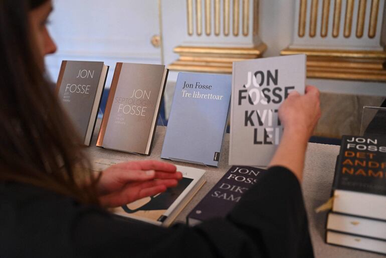 Libros de Jon Fosse se exhiben en una librería tras el anuncio del Premio Nobel de Literatura.