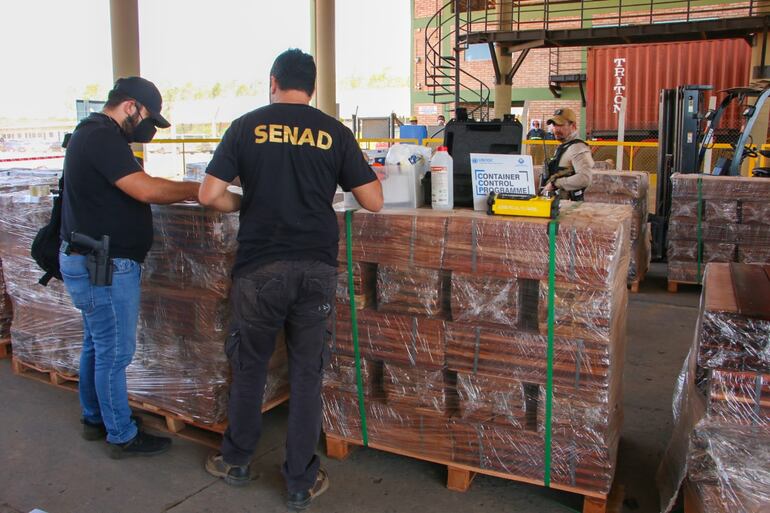 Los agentes de la Senad, durante el decomiso de la mercadería.