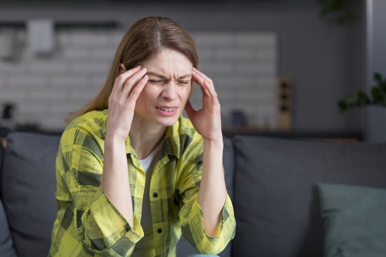 Mujer con dolor de cabeza.