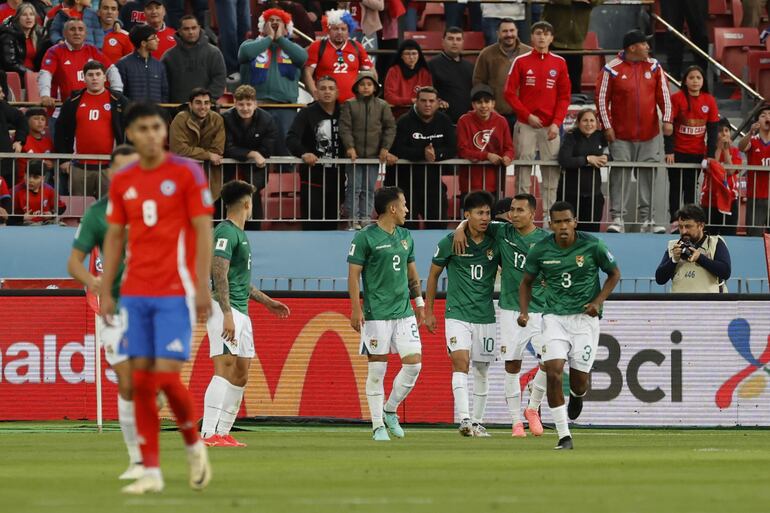 Jugadores de Bolivia celebran un gol este martes, en un partido de las eliminatorias sudamericanas para el Mundial de 2026 entre Chile y Bolivia en el estadio Nacional Julio Martínez Prádanos en Santiago (Chile).