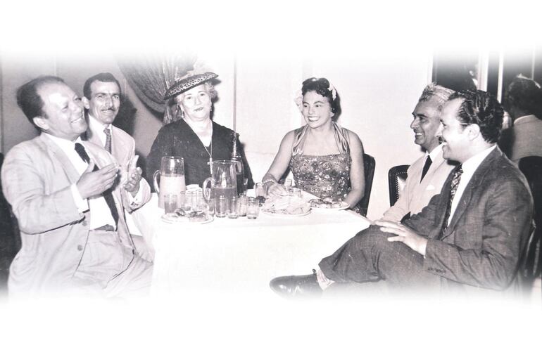 José Asunción (el primero a la izquierda) con amigos en Buenos Aires.