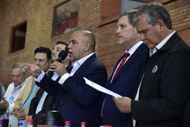 El presidente del Congeso, Basilio "Bachi" Núñez anunció el aumento de recursos para viviendas sociales, en un evento organizado por la "multisectorial".