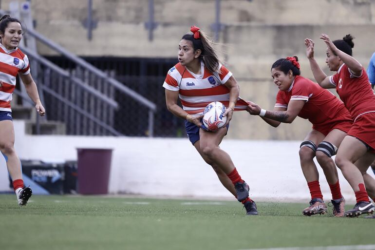 La yacaré Cinthia “Chicha” Cristaldo (32 años) avanza con la ovalada ante la marca de las peruanas ayer en el COP.