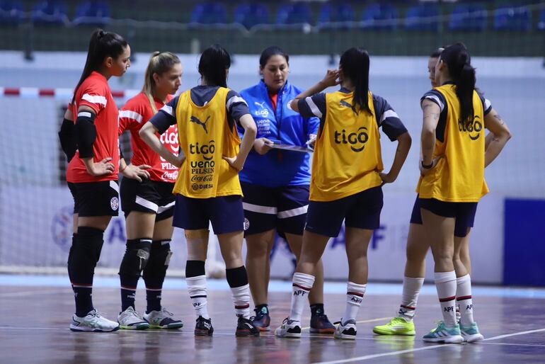 La entrenadora Nadia Rodas dando instrucciones a sus dirigidas. Paraguay debuta hoy contra Argentina en el Grand Prix de Xanxeré, Brasil.