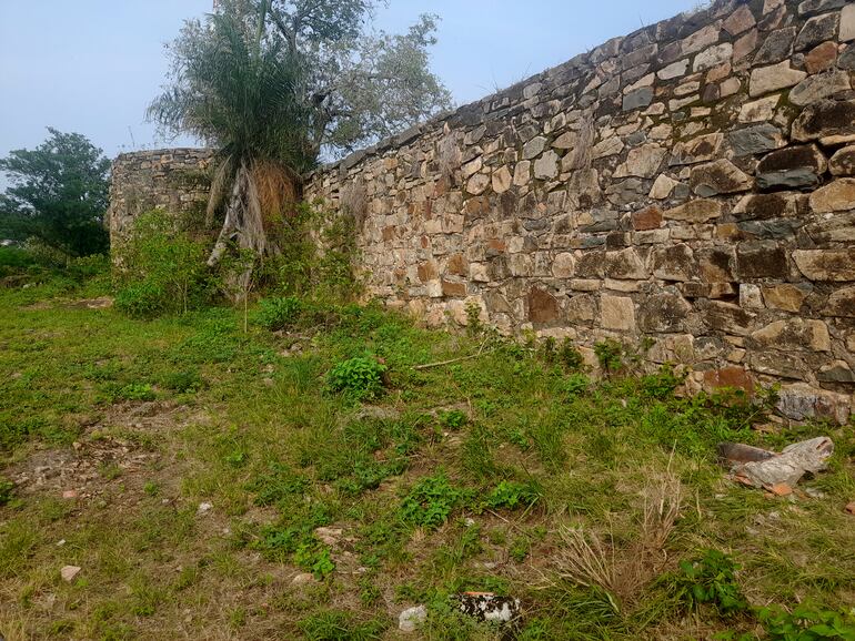 El histórico Fuerte de Borbón recibió el escudo azul de parte de la UNESCO, que la protege en caso de conflictos bélicos, sin embargo la construcción se esta cayendo a pedazos. Necesita de forma urgente su reconstrucción.