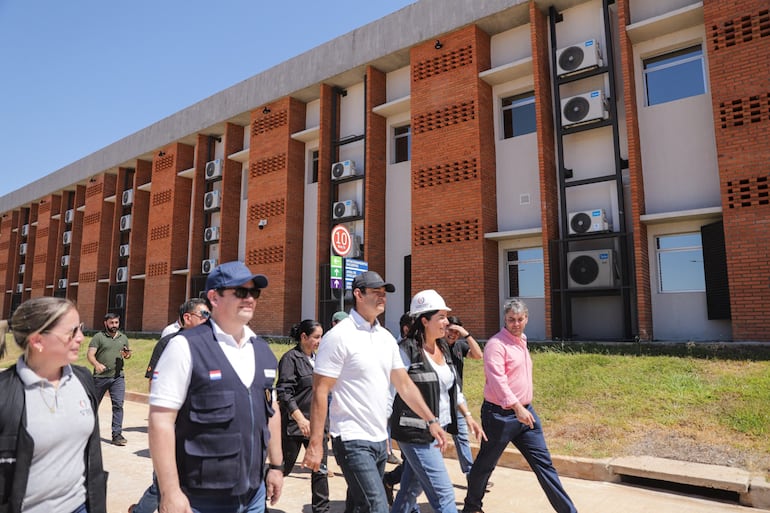 Recorrido de autoridades por las obras del Hospital de Coronel Oviedo. 