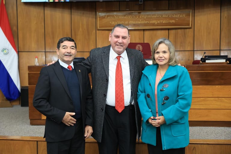 El senador cartista Javier Zacarías Irún (c) fue electo como presidente de la comisión de Asuntos Constitucionales, la senadora Lilian Samaniego (ANR, Independiente) y el senador Carlos Núñez Agüero (ANR, HC) como relator.