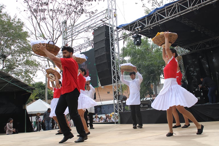 Los alumnos del estudio de Ballet Yrasema hicieron una emotiva representación teatral en homenaje al reconocido chipero Juan Ramón Ayala quien falleció el 17 de junio de este año.