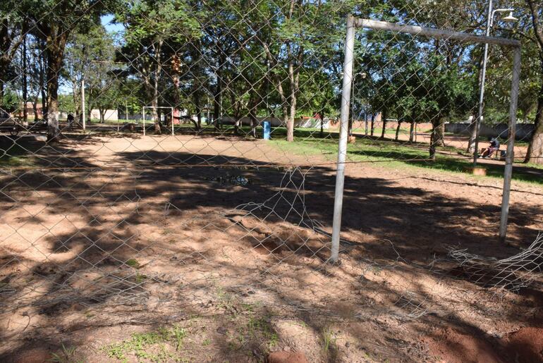 Los tejidos que protegen la cancha están rotos.