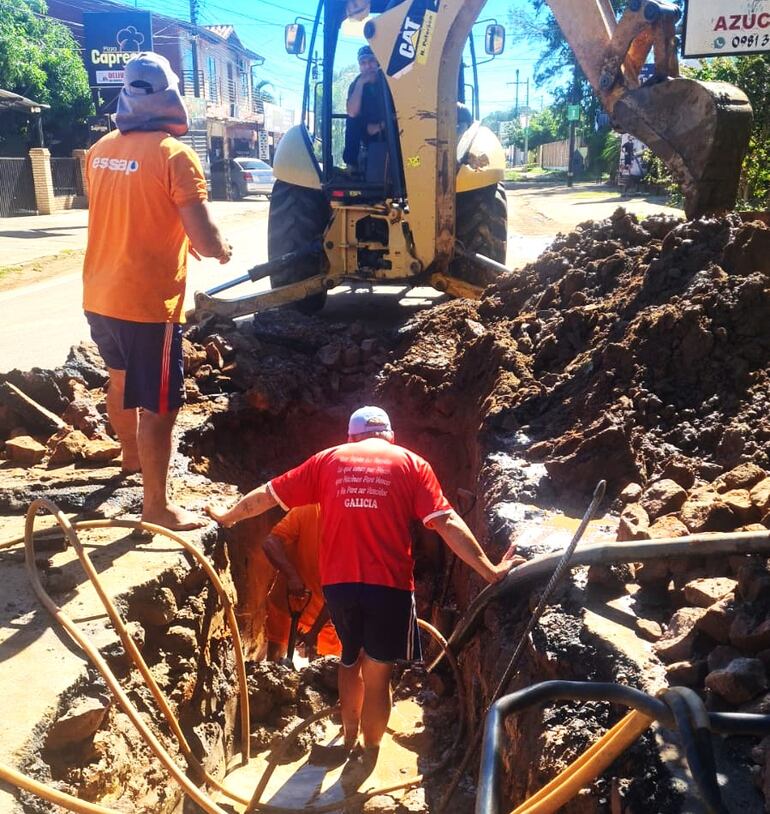 Los operarios de la ESSAP trabajan para solucionar la rotura de un caño principal de la ciudad.