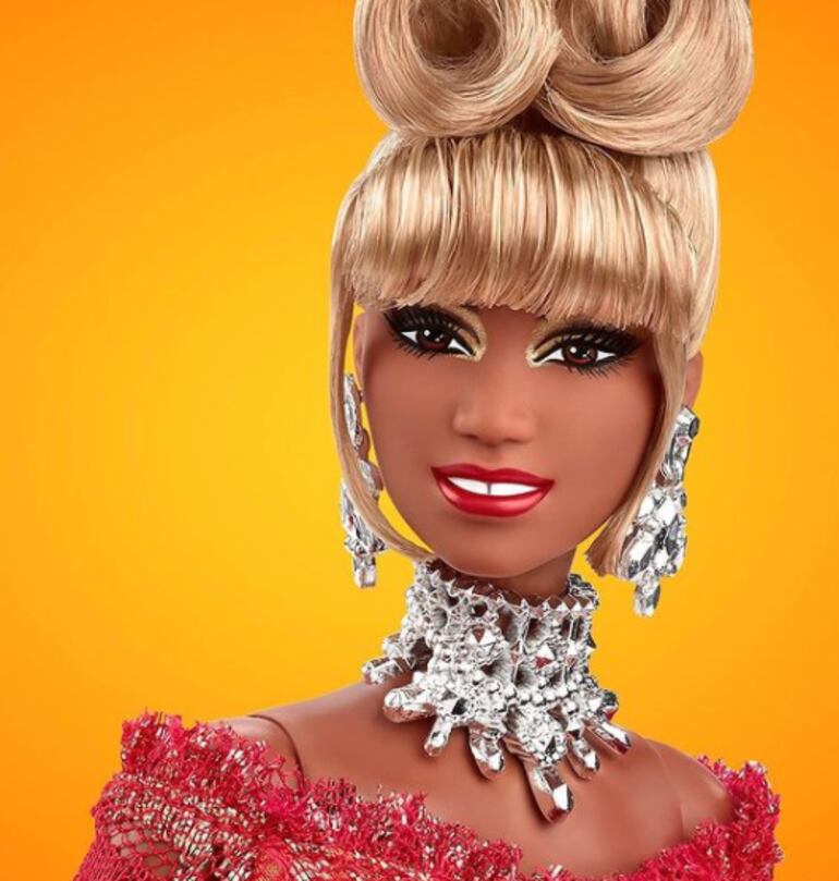 Imagen del rostro de la muñeca de Celia Cruz que fue compartida en la cuenta de Barbie en Instagram, donde se aprecian los detalles de las joyas y el cabello.