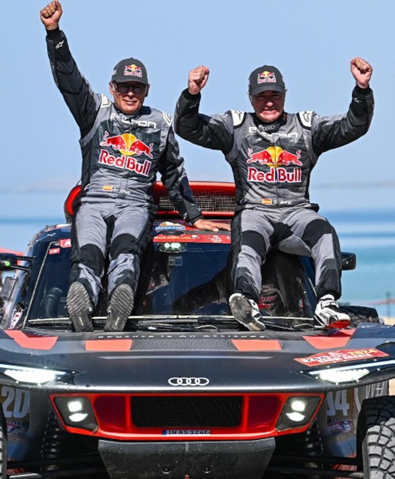 Carlos Sainz (61 años) y Lucas Cruz (49), reyes del Dakar 2024.