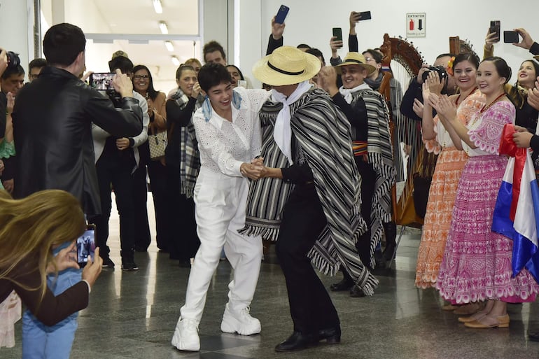 Aye Alfonso compartió un momento de baile, al ritmo de la polca paraguaya.