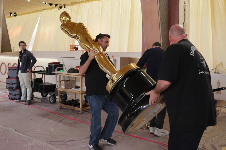 Trabajadores ponen a punto la decoración en el Dolby Theatre de Los Ángeles para lo que será la entrega de los Premios Óscar.