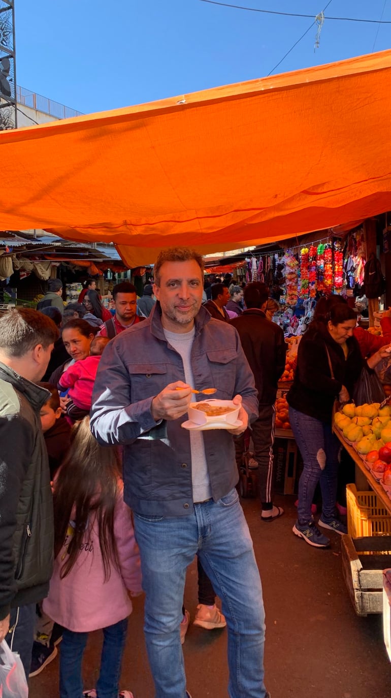 Ramin Navai en el Mercado 4 de Asunción.